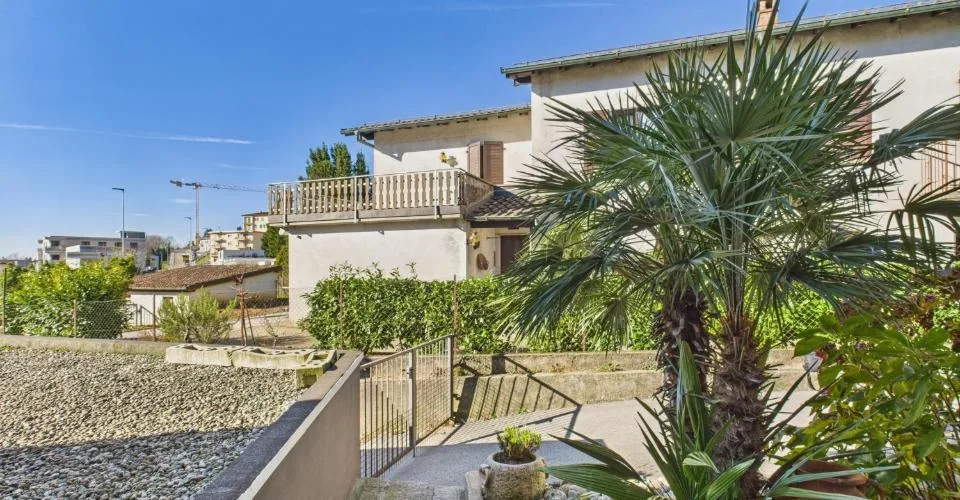 Villa elegante di 6.5 locali con locale commerciale annesso a Mendrisio, Canton Ticino.