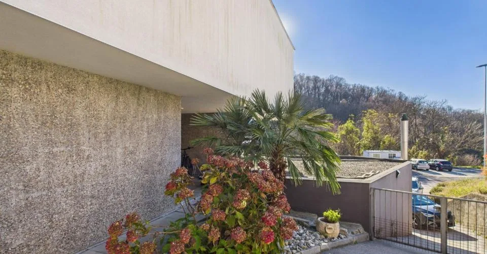 Villa elegante di 6.5 locali con locale commerciale annesso a Mendrisio, Canton Ticino.