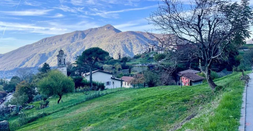 Terreno edificabile con vista lago in vendita