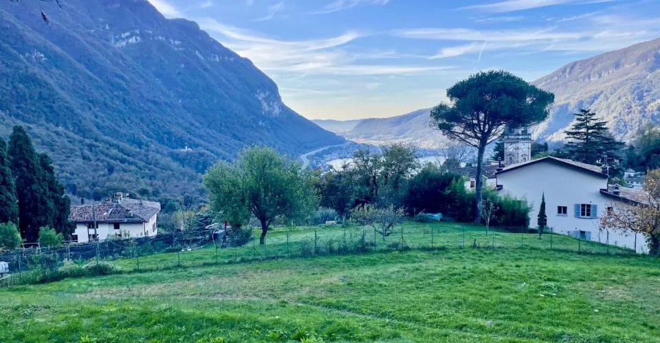 Terreno edificabile con vista lago in vendita