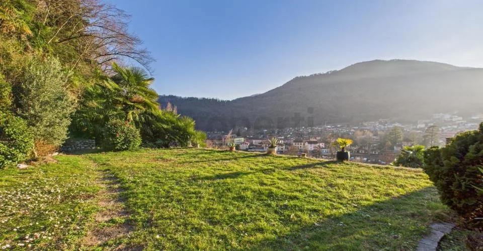 Geräumige 5.5-Zimmer-Villa mit großem Garten und offenem Blick in Caslano