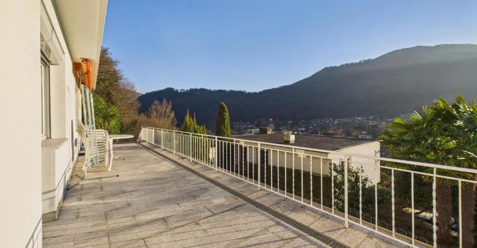 Geräumige 5.5-Zimmer-Villa mit großem Garten und offenem Blick in Caslano