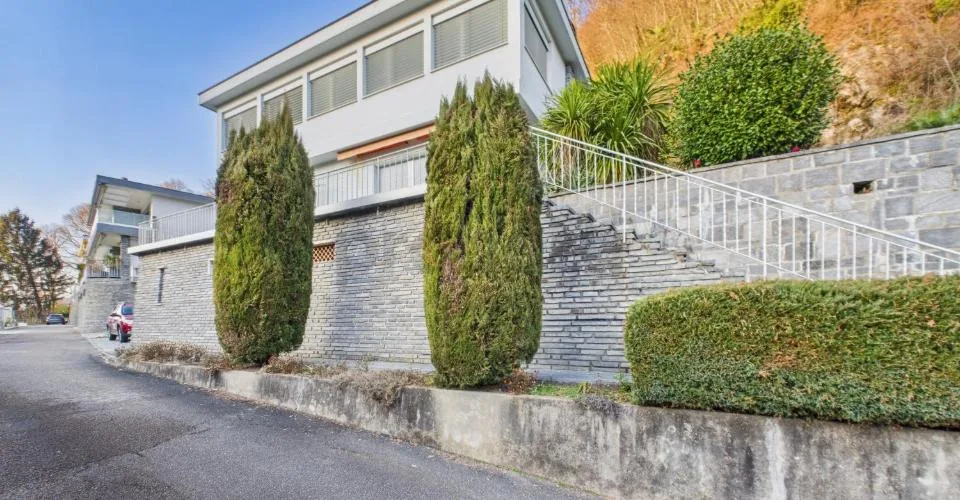 Spaziosa villa 5.5 locali con ampio giardino e vista aperta a Caslano