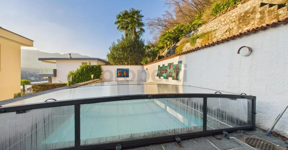 Geräumige 5.5-Zimmer-Villa mit großem Garten und offenem Blick in Caslano