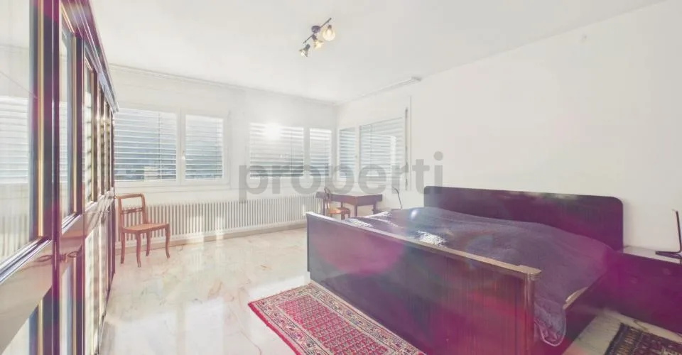 Geräumige 5.5-Zimmer-Villa mit großem Garten und offenem Blick in Caslano