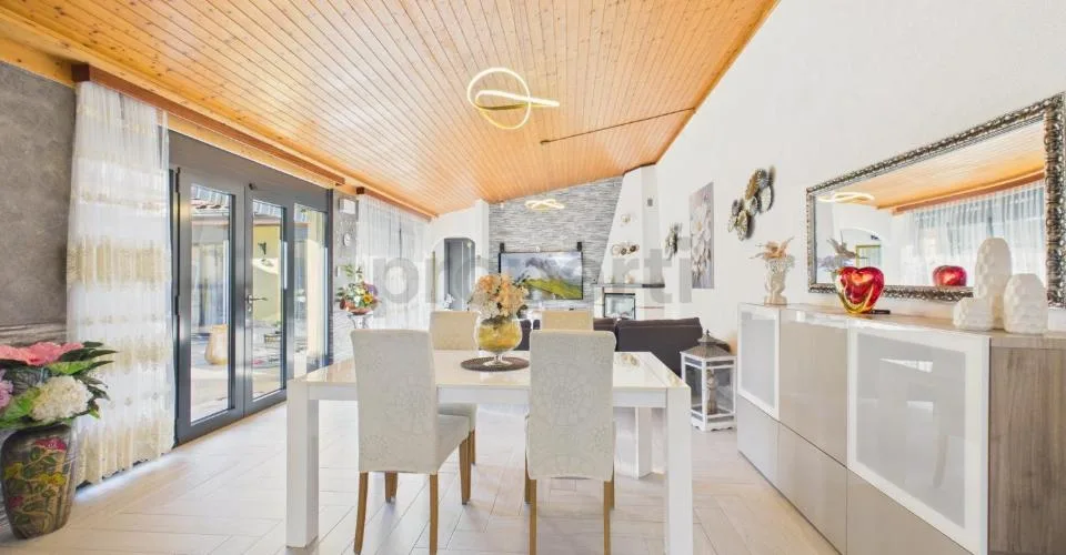 Elegante casa indipendente 5.5 locali con Patio, a Lodrino - Riviera