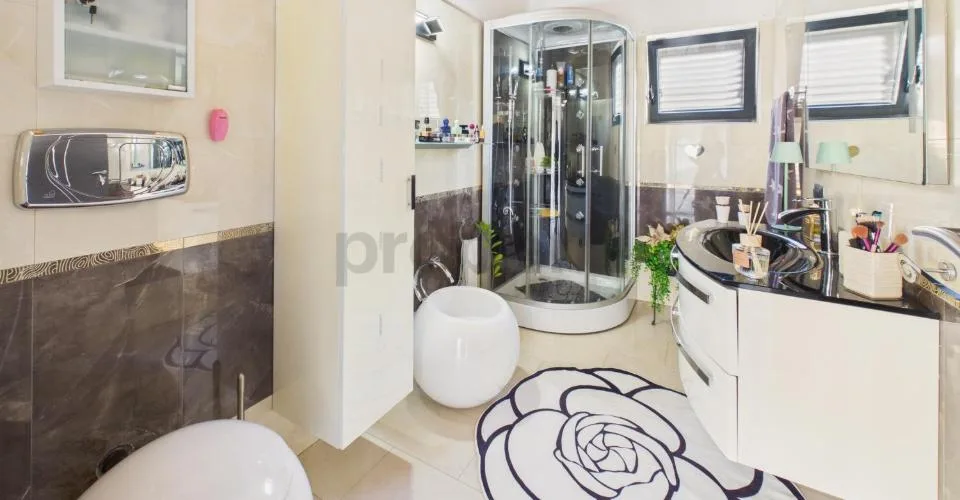 Elegante casa indipendente 5.5 locali con Patio, a Lodrino - Riviera