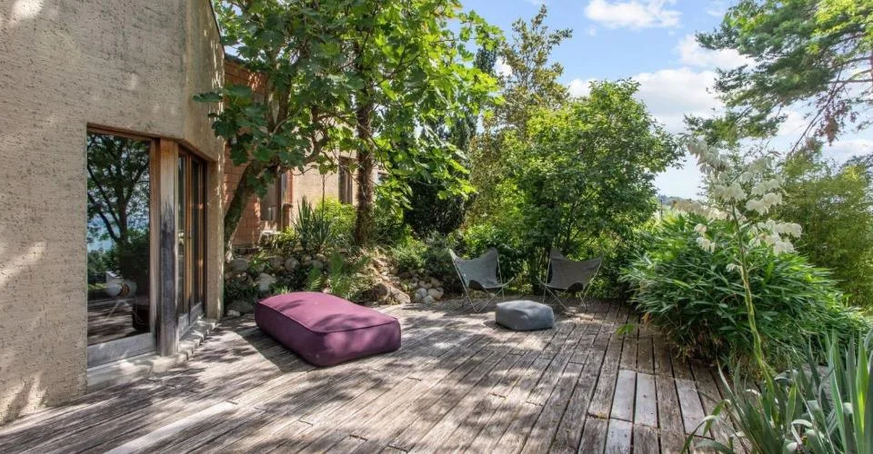 Lieu insaisissable, jardin libre, ici la nature reprend ses droits
