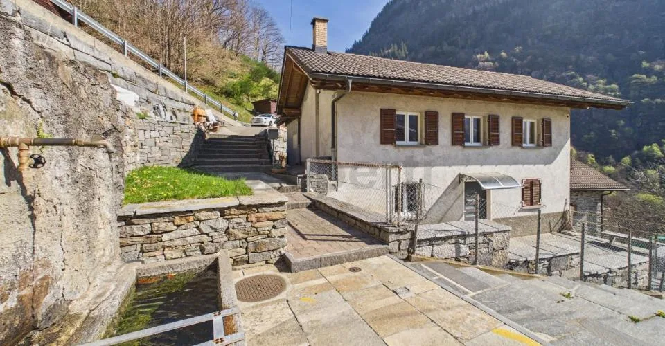 Casa unifamiliare con torba, giardino,vista panoramica RESIDENZA PRIMARIA E SECONDARIA IN VAL CALANCA