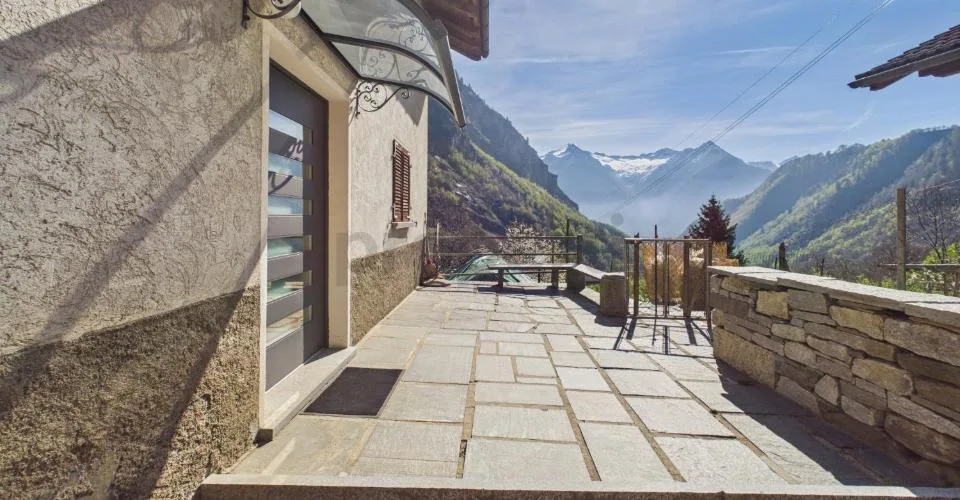 Casa unifamiliare con torba, giardino,vista panoramica RESIDENZA PRIMARIA E SECONDARIA IN VAL CALANCA
