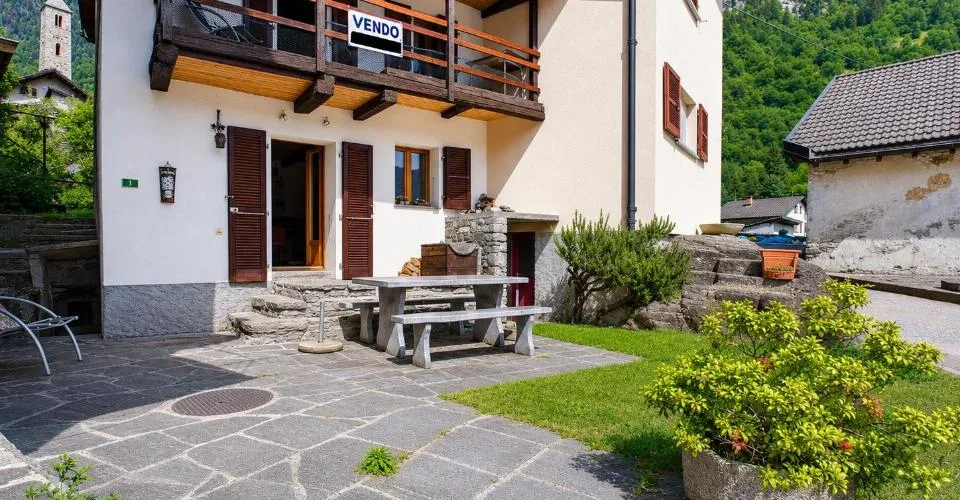 Elegante 2.5 locali row-house con balcone, Blenio