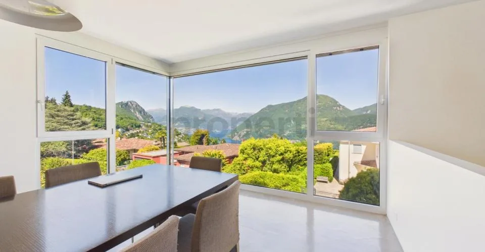 Elegante villa moderna con giardino e vista panoramica sul lago a Carona.