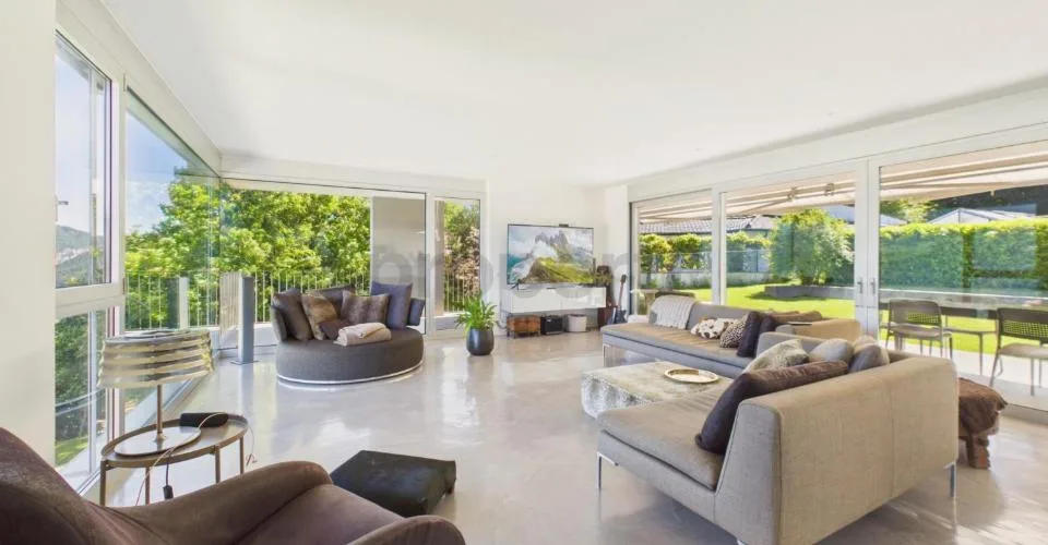 Elegante villa moderna con giardino e vista panoramica sul lago a Carona.