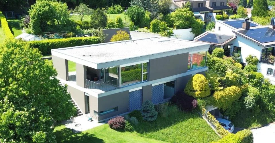 Elegante villa moderna con giardino e vista panoramica sul lago a Carona.