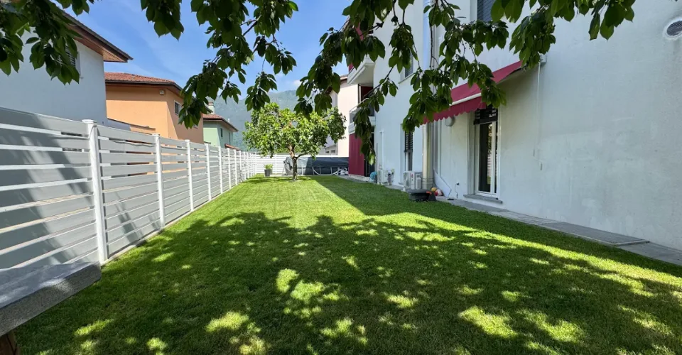 Großer privater Garten, exklusiver Pool und moderner Komfort im Erdgeschoss