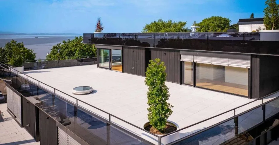 UNIQUE ! Attique neuf de 5.5 pièces bénéficiant d'un rooftop terrasse – photo 10 of 13