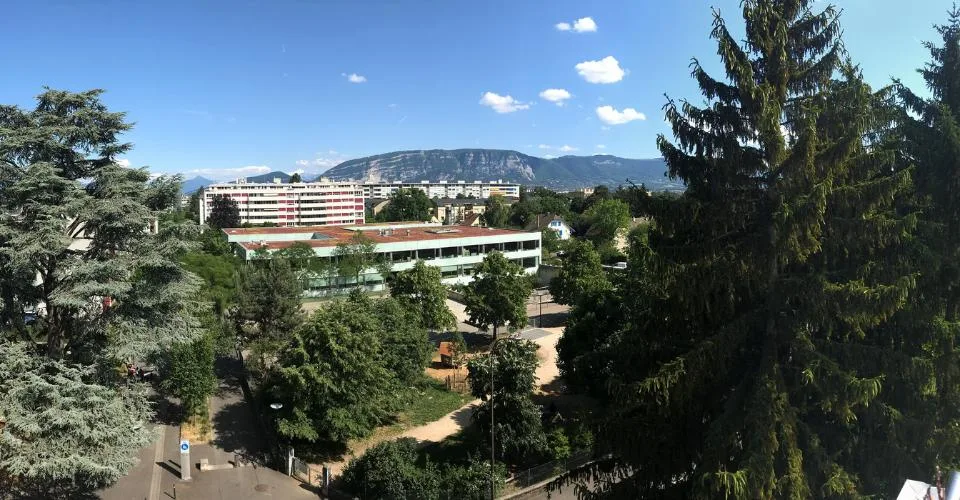 BEL ET GRAND APPARTEMENT EN ATTIQUE
