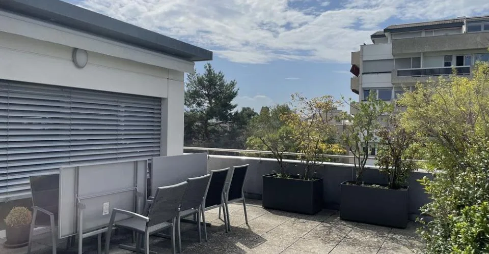 BEL ET GRAND APPARTEMENT EN ATTIQUE