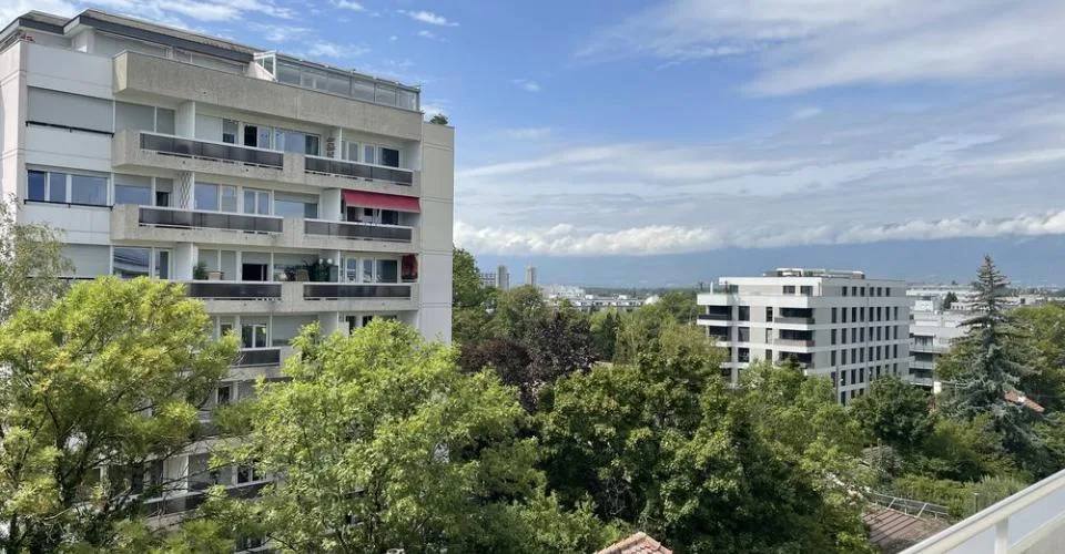 BEL ET GRAND APPARTEMENT EN ATTIQUE