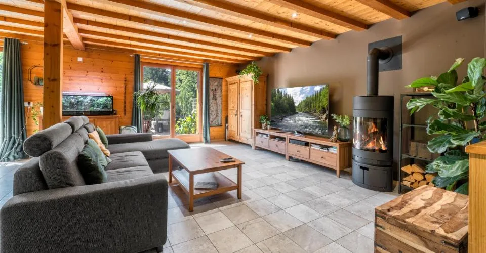LES PACCOTS - MAGNIFIQUE CHALET DE 7.5 PIECES