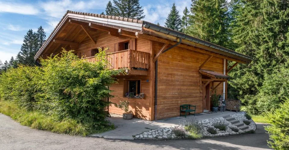 LES PACCOTS - MAGNIFIQUE CHALET DE 7.5 PIECES