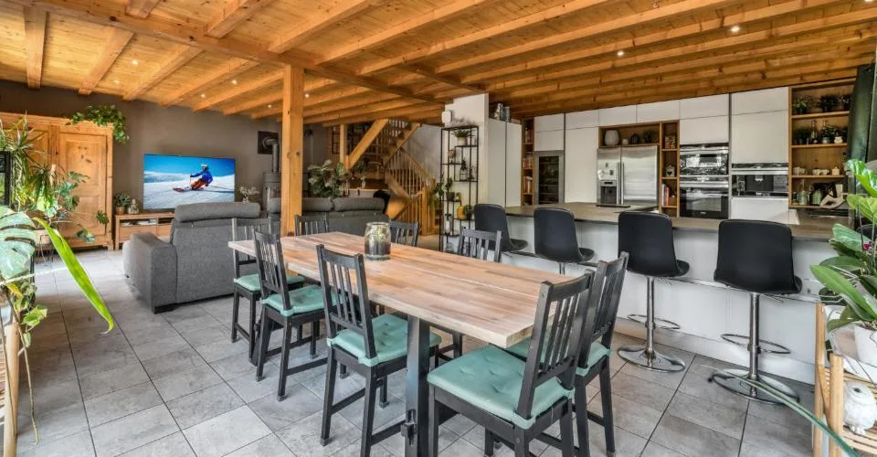 LES PACCOTS - MAGNIFIQUE CHALET DE 7.5 PIECES