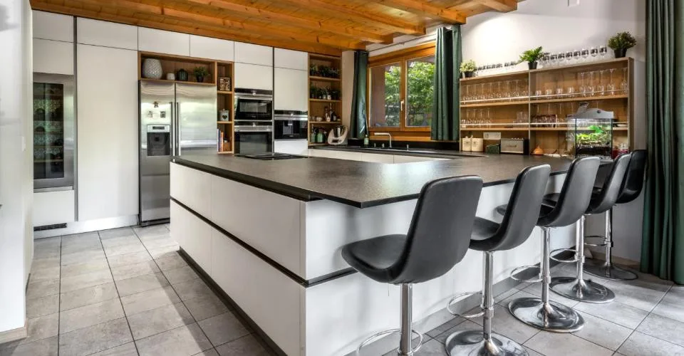 LES PACCOTS - MAGNIFIQUE CHALET DE 7.5 PIECES