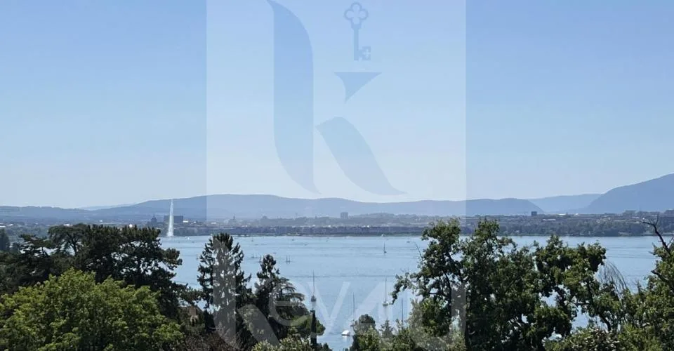 Attique d'exception de 4 pièces avec vue imprenable sur le lac Léman