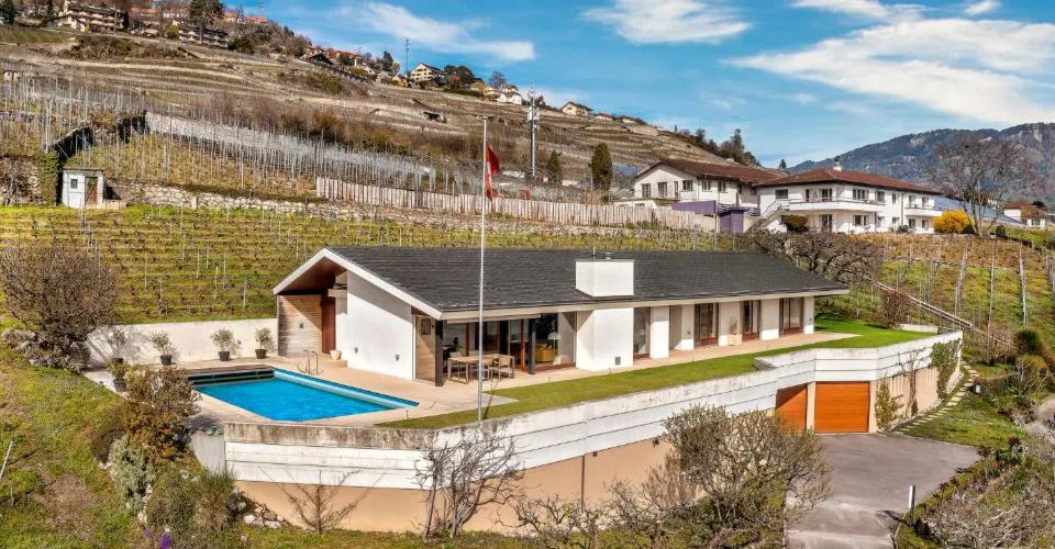CORSEAUX - PROPRIETE DANS LES VIGNES AVEC UNE VUE EPOUSTOUFLANTE SUR