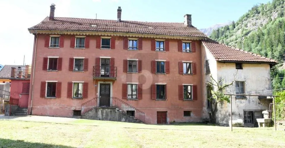 SPAZIOSA CON AMPIO GIARDINO DA RISTRUTTURARE