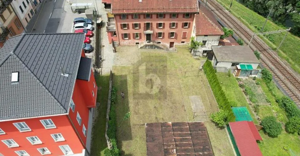 SPAZIOSA CON AMPIO GIARDINO DA RISTRUTTURARE