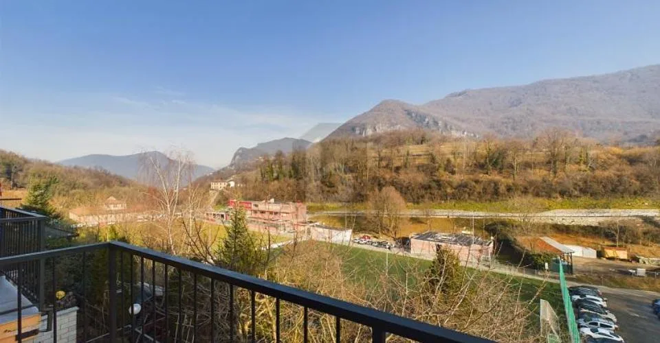 VUE DÉGAGÉE SUR LES MONTAGNES