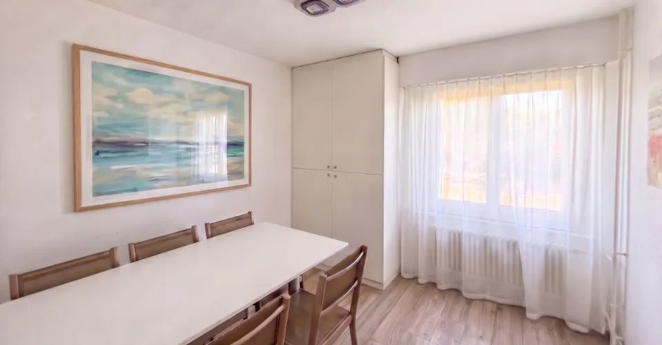 Appartement de 4.5 pièces rénové avec terrasse, à proximité du lac à Préverenges