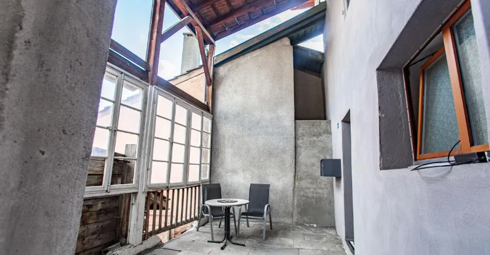 3 1/2 en attique/duplex entièrement rénové