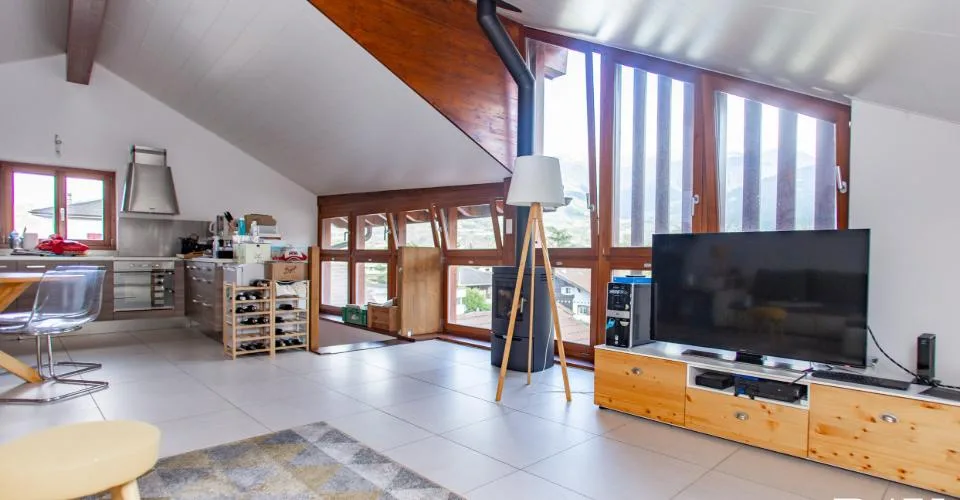 3 1/2 en attique/duplex entièrement rénové