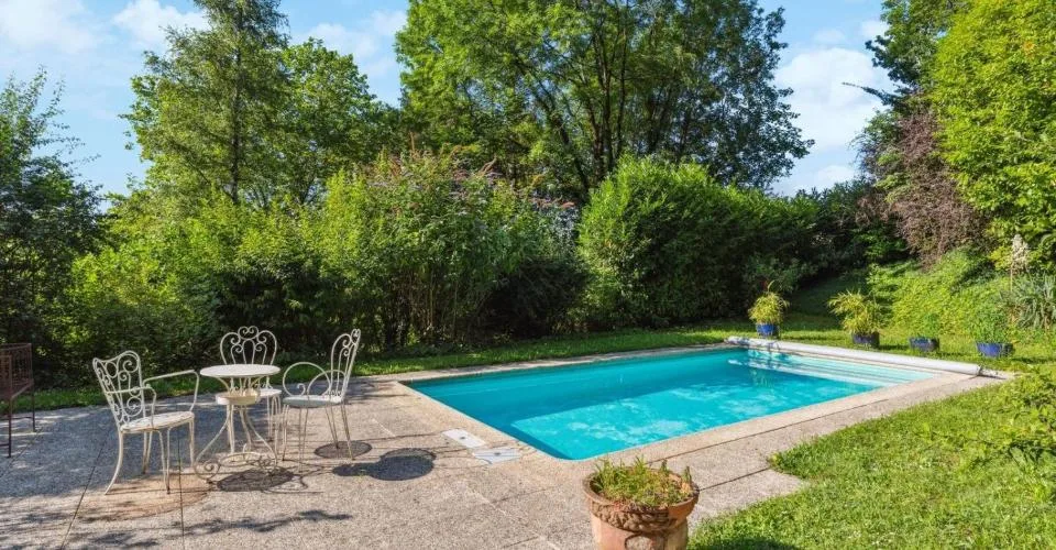 MAISON AVEC PISCINE AU COEUR D'UN CADRE BUCOLIQUE, AVEC VUE SUR LE LAC