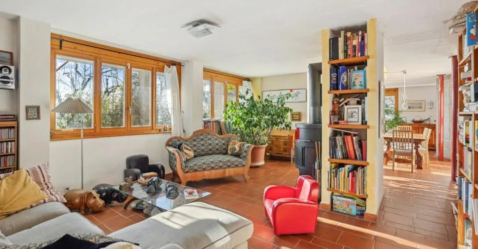 MAISON AVEC PISCINE AU COEUR D'UN CADRE BUCOLIQUE, AVEC VUE SUR LE LAC