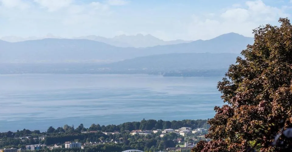 MAISON AVEC PISCINE AU COEUR D'UN CADRE BUCOLIQUE, AVEC VUE SUR LE LAC
