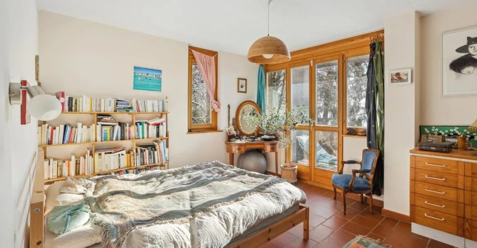 MAISON AVEC PISCINE AU COEUR D'UN CADRE BUCOLIQUE, AVEC VUE SUR LE LAC