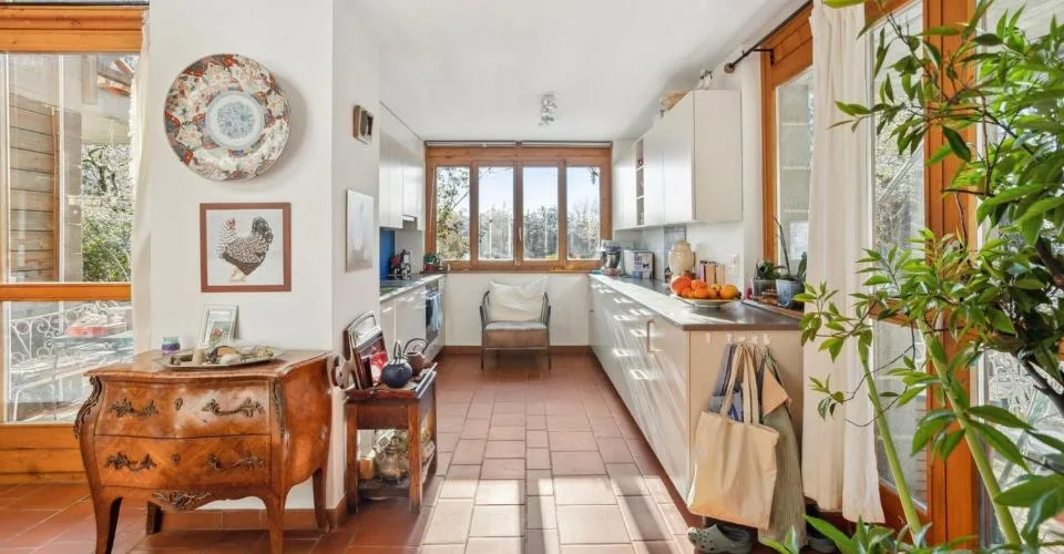 MAISON AVEC PISCINE AU COEUR D'UN CADRE BUCOLIQUE, AVEC VUE SUR LE LAC