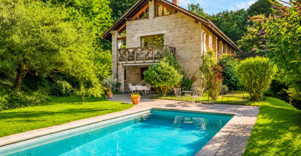 MAISON AVEC PISCINE AU COEUR D'UN CADRE BUCOLIQUE, AVEC VUE SUR LE LAC