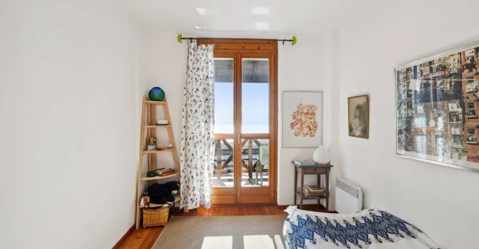 MAISON AVEC PISCINE AU COEUR D'UN CADRE BUCOLIQUE, AVEC VUE SUR LE LAC