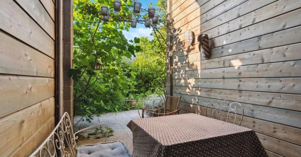 MAISON AVEC PISCINE AU COEUR D'UN CADRE BUCOLIQUE, AVEC VUE SUR LE LAC