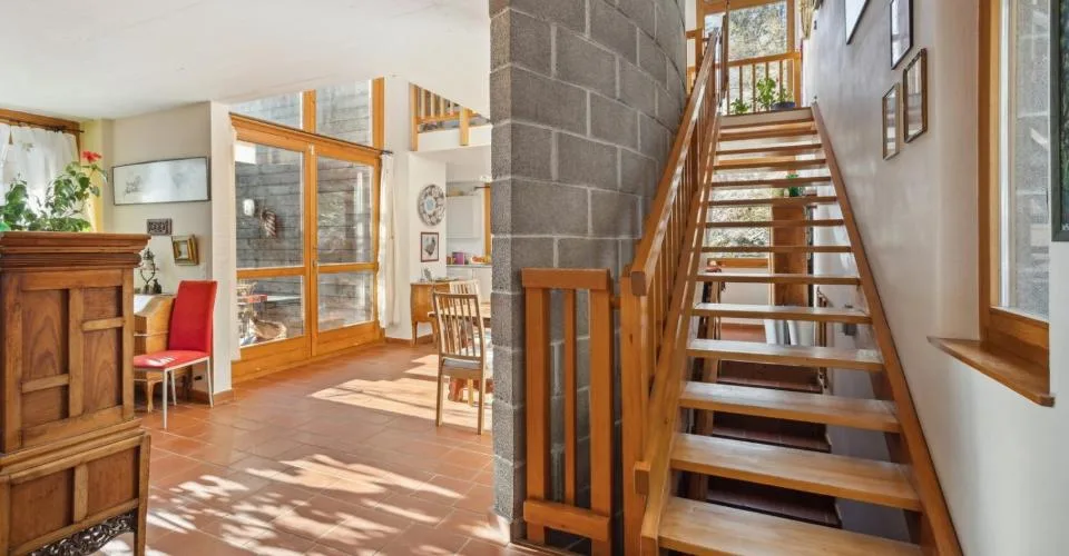 MAISON AVEC PISCINE AU COEUR D'UN CADRE BUCOLIQUE, AVEC VUE SUR LE LAC