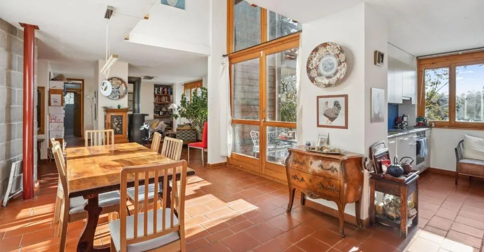 MAISON AVEC PISCINE AU COEUR D'UN CADRE BUCOLIQUE, AVEC VUE SUR LE LAC