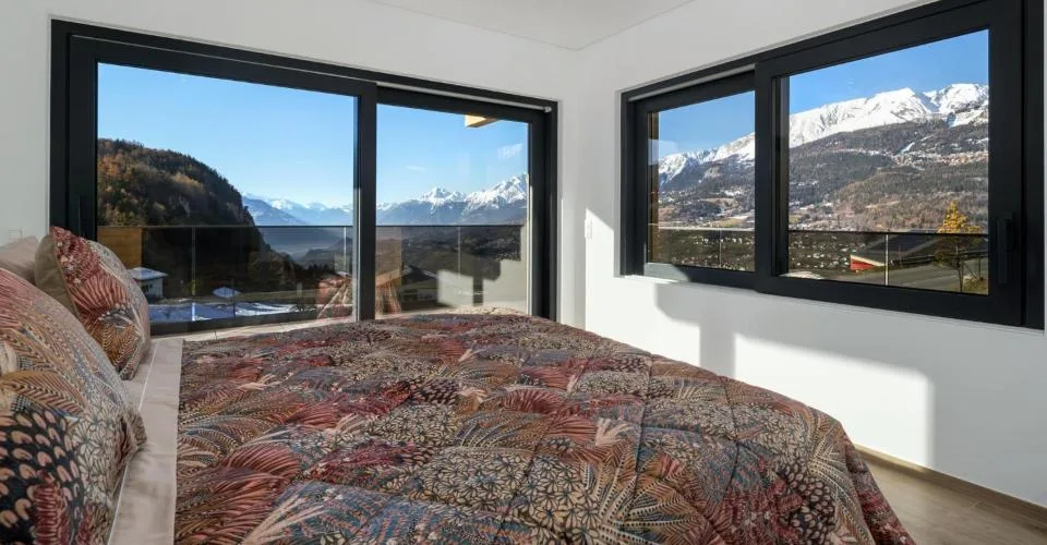 Lens. Propriété regroupant 3 chalets pour un total de 12 chambres à coucher