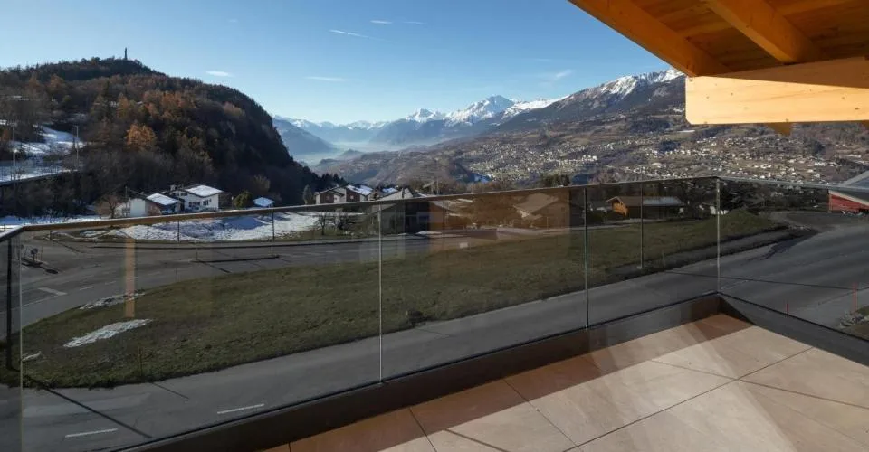 Lens. Propriété regroupant 3 chalets pour un total de 12 chambres à coucher