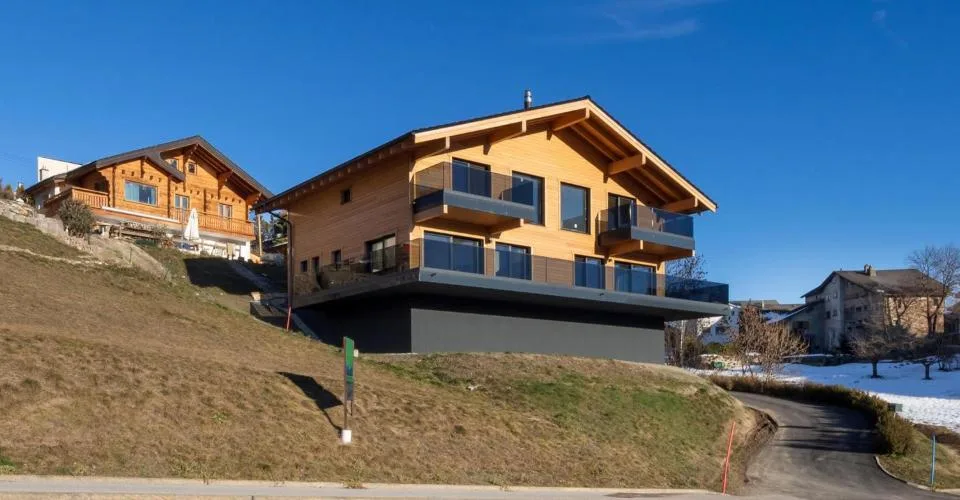 Lens. Propriété regroupant 3 chalets pour un total de 12 chambres à coucher