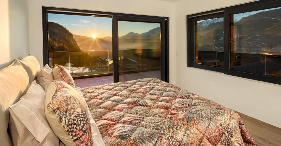 Lens. Propriété regroupant 3 chalets pour un total de 12 chambres à coucher