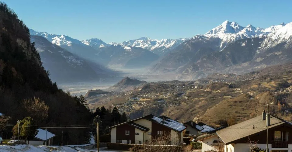 Lens. Propriété regroupant 3 chalets pour un total de 12 chambres à coucher